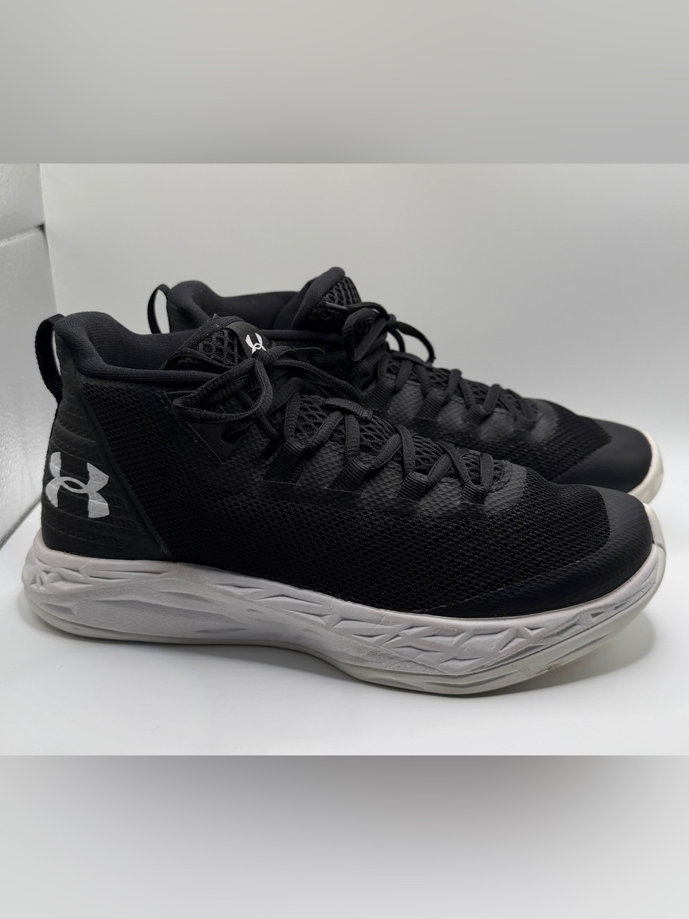 Under Armour Miid Jet Basketball Shoes
W 8- M 6.5 - Youth 6.5